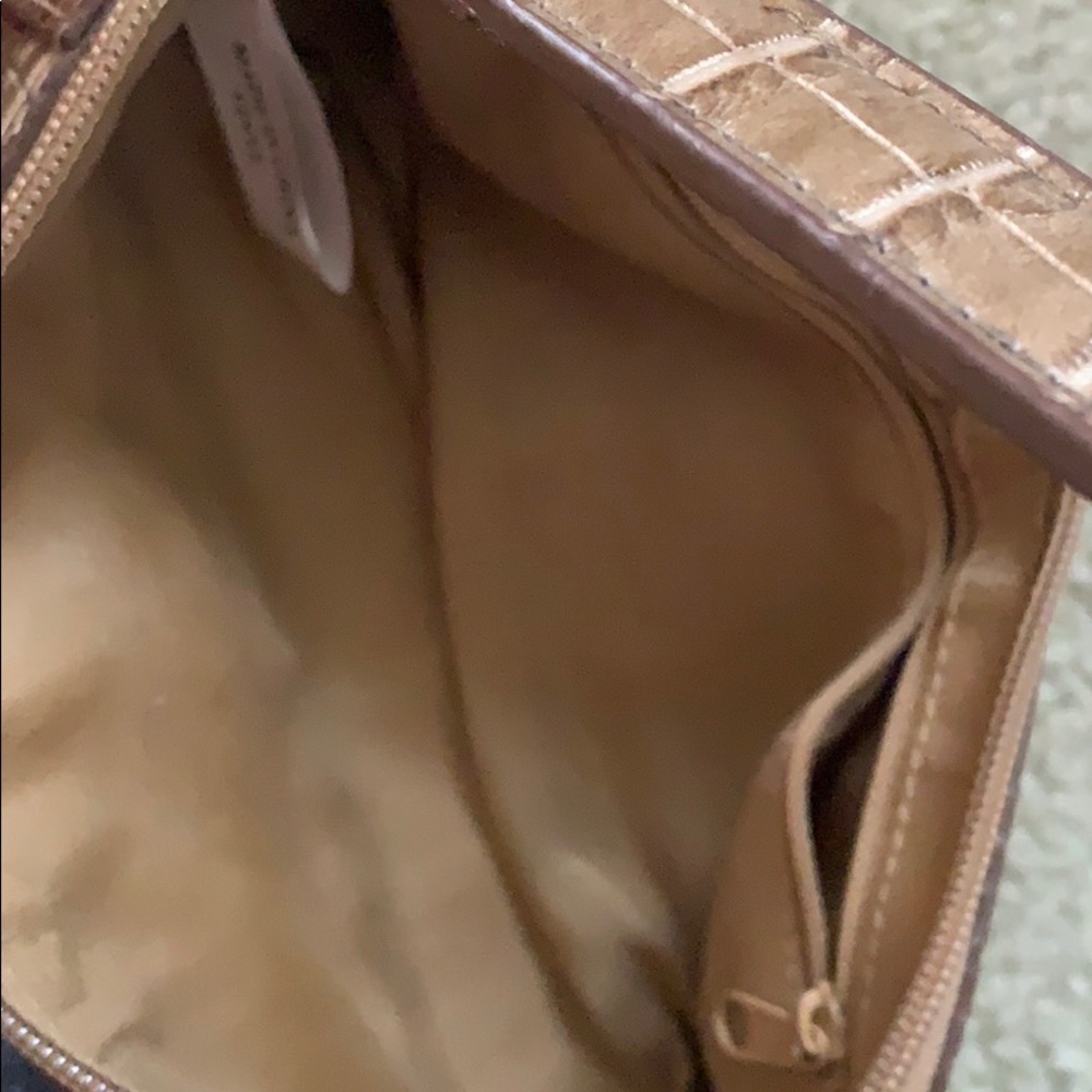 Gold Vinyl Purse - Picture 6 of 7